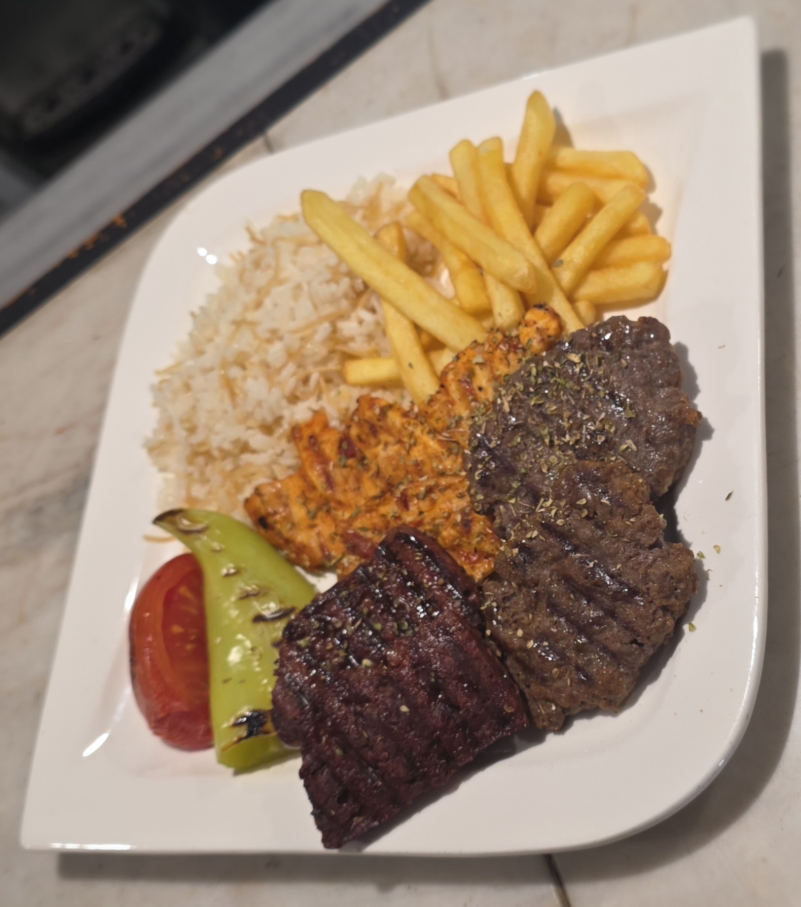 KARIŞIK IZGARA TABAĞI ( KÖFTE, TAVUK, SUCUK) 